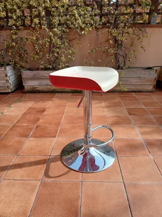 Taburete estilo bar rojo y blanco