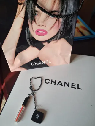 Colgante Chanel con espejo y lipstick