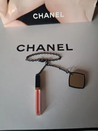 Colgante Chanel con espejo y lipstick