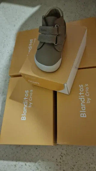 Zapatos infantiles y de adulto, tallas variadas