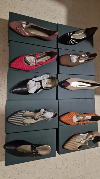 Zapatos infantiles y de adulto, tallas variadas