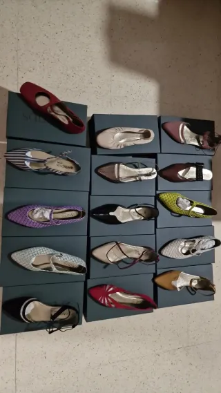 Zapatos infantiles y de adulto, tallas variadas