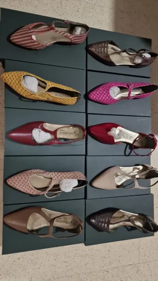 Zapatos infantiles y de adulto, tallas variadas