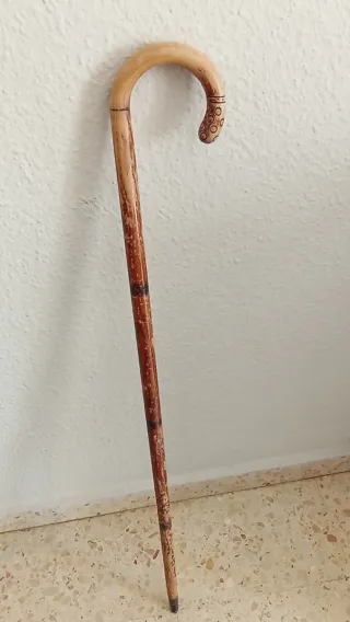 Bastón de madera noble tallado