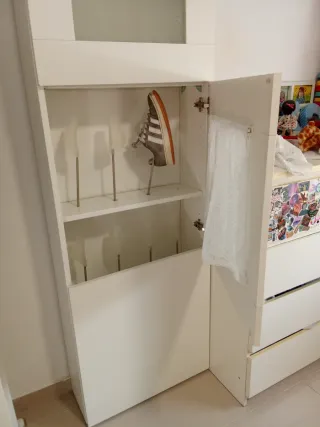 Mueble zapatero blanco con puertas de cristal
