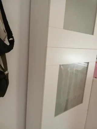 Mueble zapatero blanco con puertas de cristal