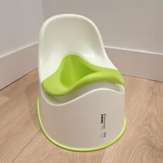 Orinal infantil IKEA blanco y verde