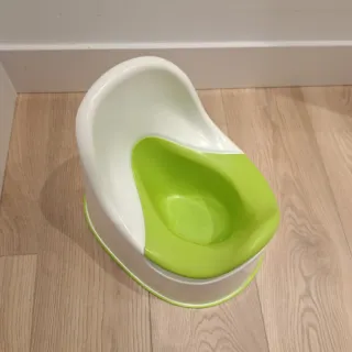 Orinal infantil IKEA blanco y verde