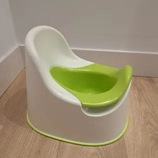 Orinal infantil IKEA blanco y verde