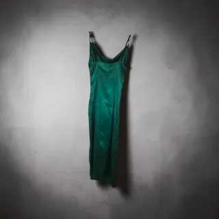 Vestido verde elegante con abertura
