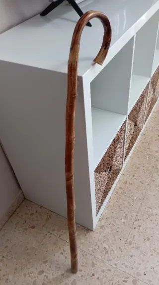 Bastón de madera noble. EXCLUSIVO