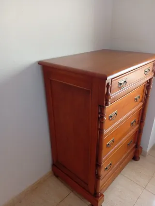 Cómoda de madera con 4 cajones