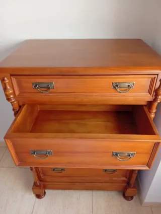 Cómoda de madera con 4 cajones