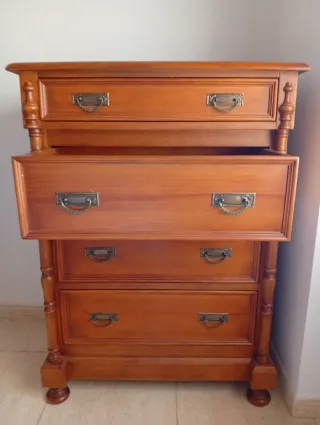 Cómoda de madera con 4 cajones