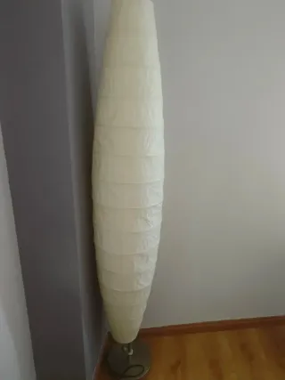 Lámpara de pie papel y metal.Tiene para 3bombillas