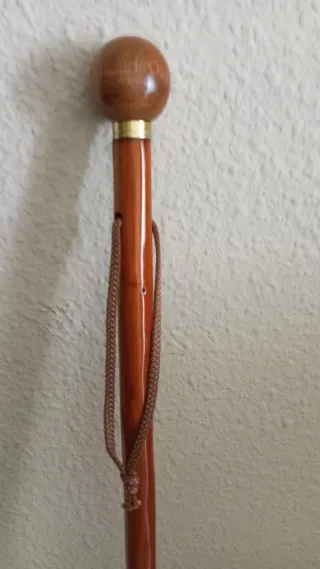 Bastón de madera con pomo