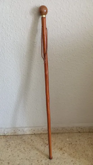 Bastón de madera con pomo