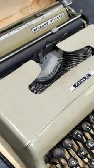 Máquina de escribir Hispano Olivetti Pluma 22