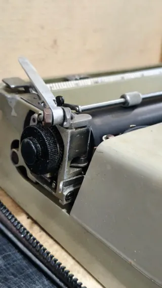 Máquina de escribir Hispano Olivetti Pluma 22