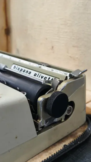 Máquina de escribir Hispano Olivetti Pluma 22