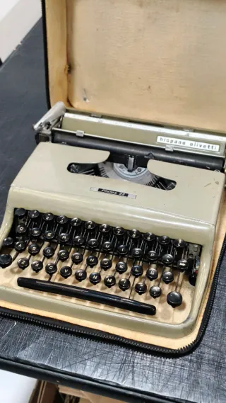 Máquina de escribir Hispano Olivetti Pluma 22