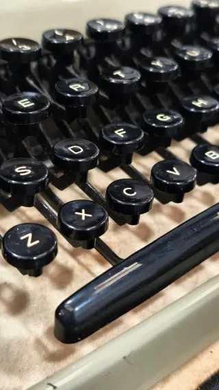 Máquina de escribir Hispano Olivetti Pluma 22
