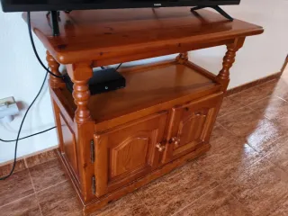 Mueble TV rustico provenzal con ruedas
