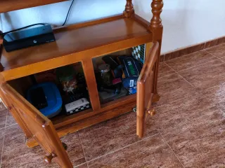 Mueble TV rustico provenzal con ruedas