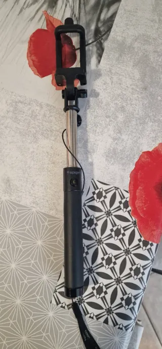 Spigen Selfie Stick