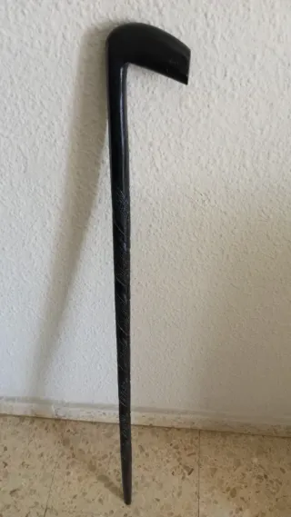 Bastón de madera tallado
