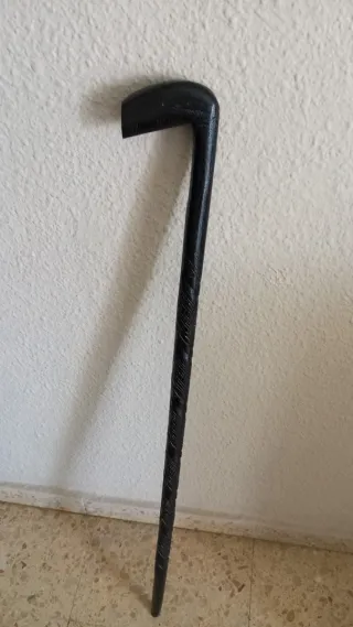 Bastón de madera tallado