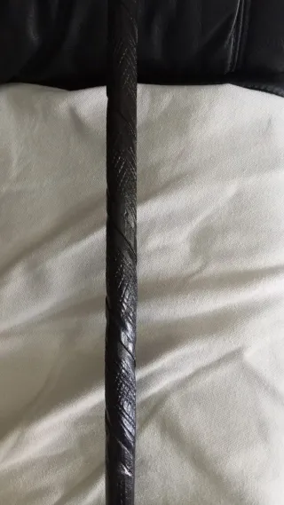 Bastón de madera tallado