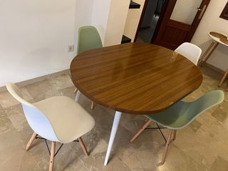 Mesa ovalada de madera