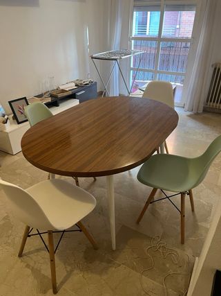 Mesa ovalada de madera