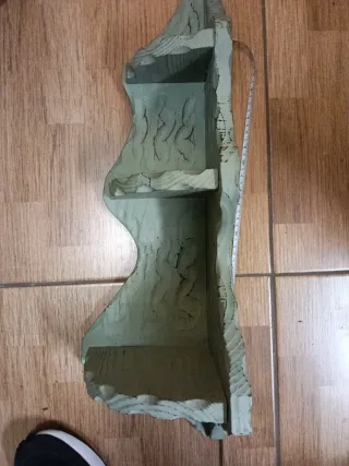 Estante esquinero de madera verde