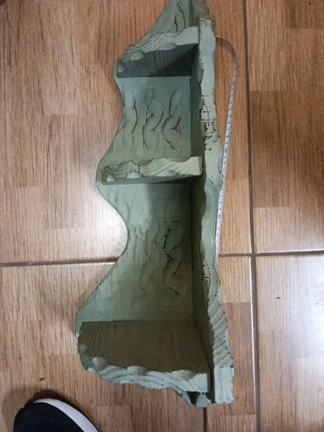 Estante esquinero de madera verde