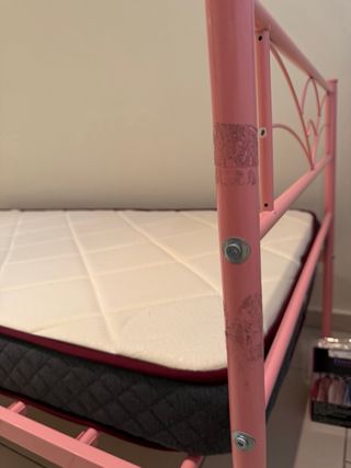 Cama individual rosa + colchón incluido – buen est