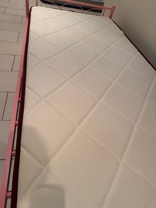 Cama individual rosa + colchón incluido – buen est