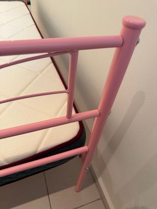 Cama individual rosa + colchón incluido – buen est