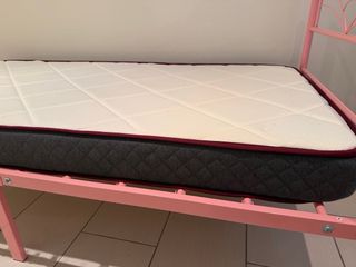 Cama individual rosa + colchón incluido – buen est