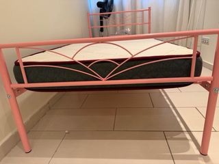 Cama individual rosa + colchón incluido – buen est