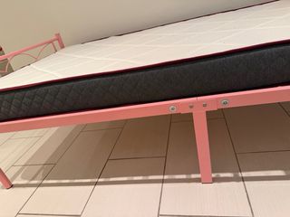 Cama individual rosa + colchón incluido – buen est