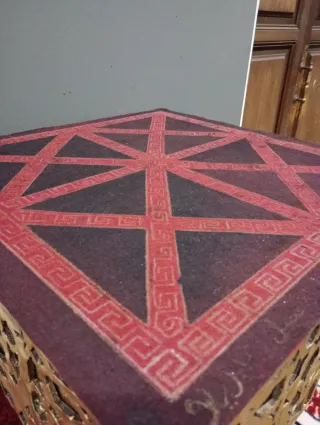 Mesa árabe artesanal dorada y roja