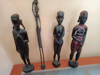 Figuras keniatas de madera tallada