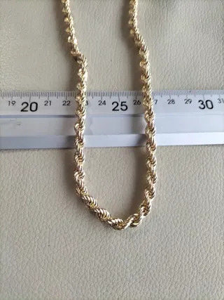 Cordón de oro para hombre nuevo.