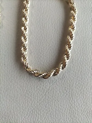 Cordón de oro para hombre nuevo.