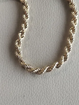 Cordón de oro para hombre nuevo.