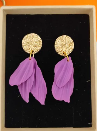 Pendientes hechos a mano dorados y morados