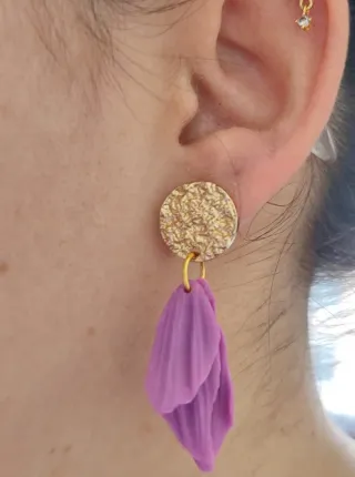 Pendientes hechos a mano dorados y morados