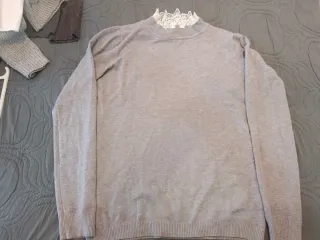 Jersey gris con cuello de encaje